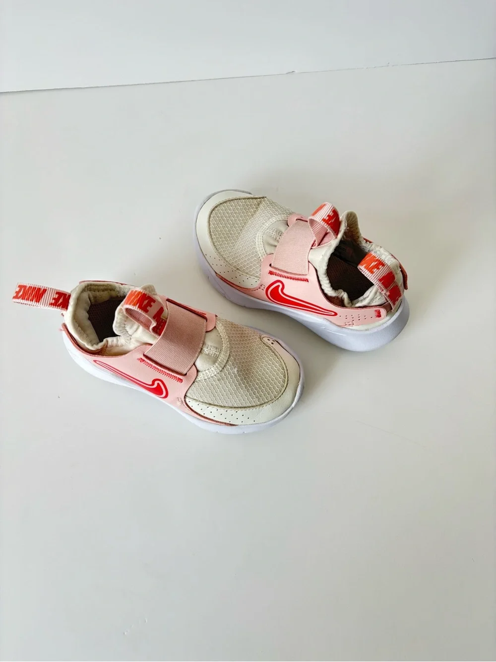 Nike Slip-On Trainer in Light Pink & Coral Swoosh 9C